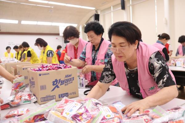 Volunteers sort snacks into packages for delivery to World Scout Jamboree Scouts in Jeonju, North Jeolla Province, Wednesday. (Jeonju Volunteer Service Center)